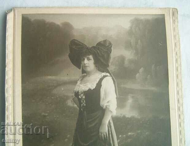 Снимка млада жена, девойка - върху картон с цена 3.00 лв. | € 1.53 Снимка млада жена, девойка - върху картон с цена 3.00 лв. | € 1.53