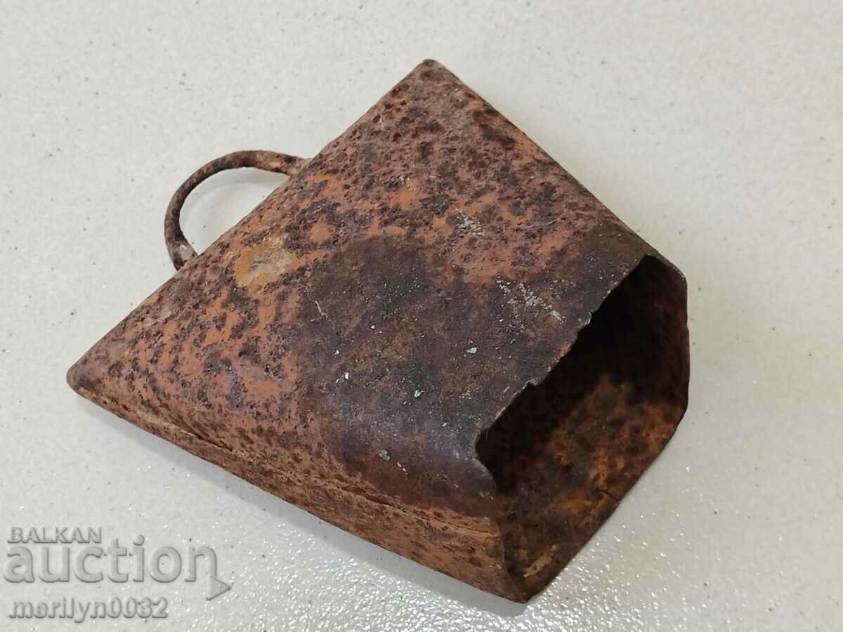 Παράδοση Παλιά κλακέτα, τσαν, καμπάνα Παράδοση Παλιά κλακέτα, τσαν, καμπάνα