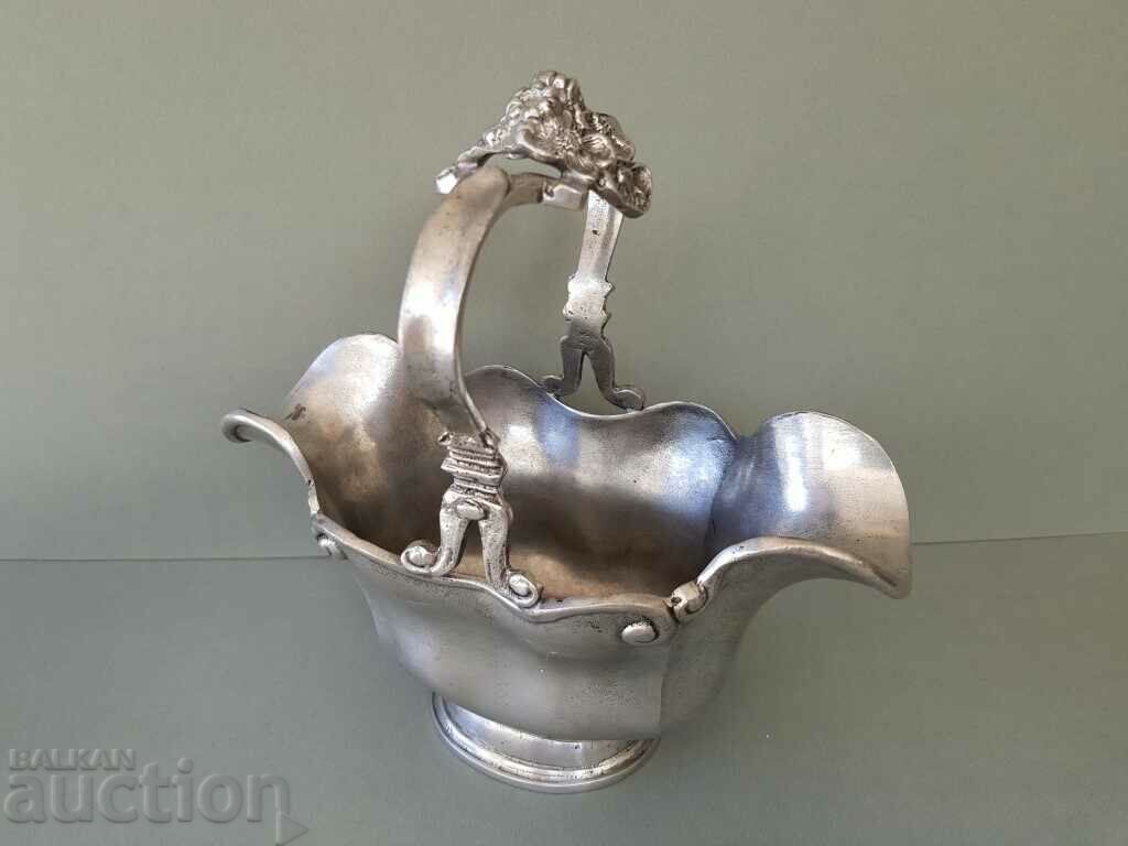 Old England 1766 marked Bonbonniera fruttiera of 95% zinc with price 70.00 BGN | € 35.79 Old England 1766 marked Bonbonniera fruttiera of 95% zinc with price 70.00 BGN | € 35.79