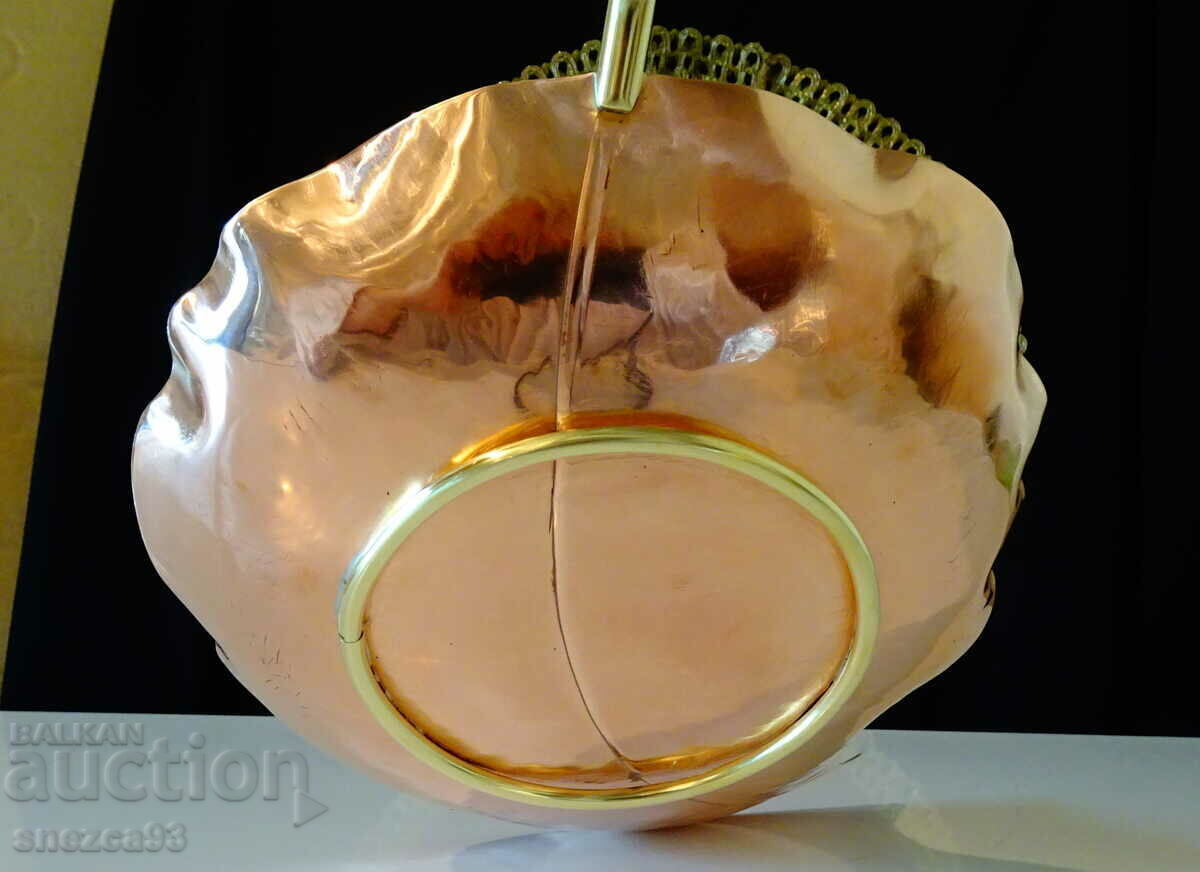 Δημοπρασία Χάλκινη φρουτιέρα, χάλκινο δοχείο, ανάγλυφο φύλλο.