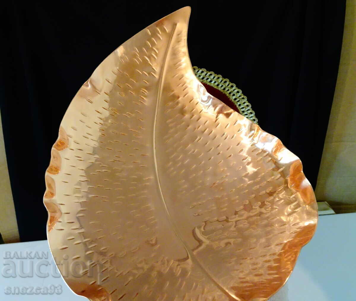 Παράδοση Χάλκινη φρουτιέρα, χάλκινο δοχείο, ανάγλυφο φύλλο.