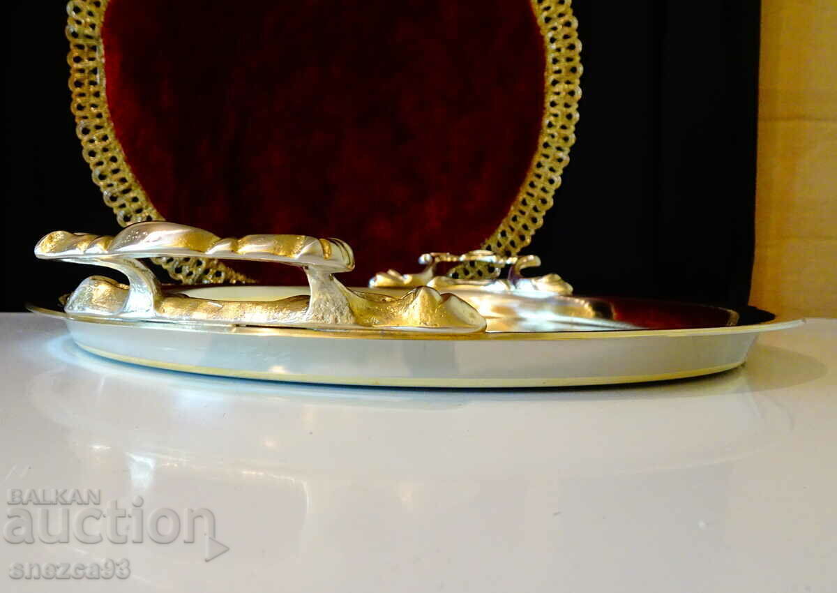 Auction  Silver-plated bronze tray 710 gr., embossed handles
