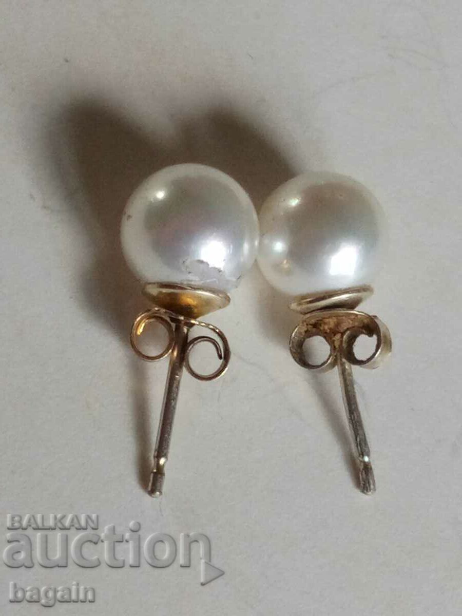 Cercei de argint cu marcă cu perle.