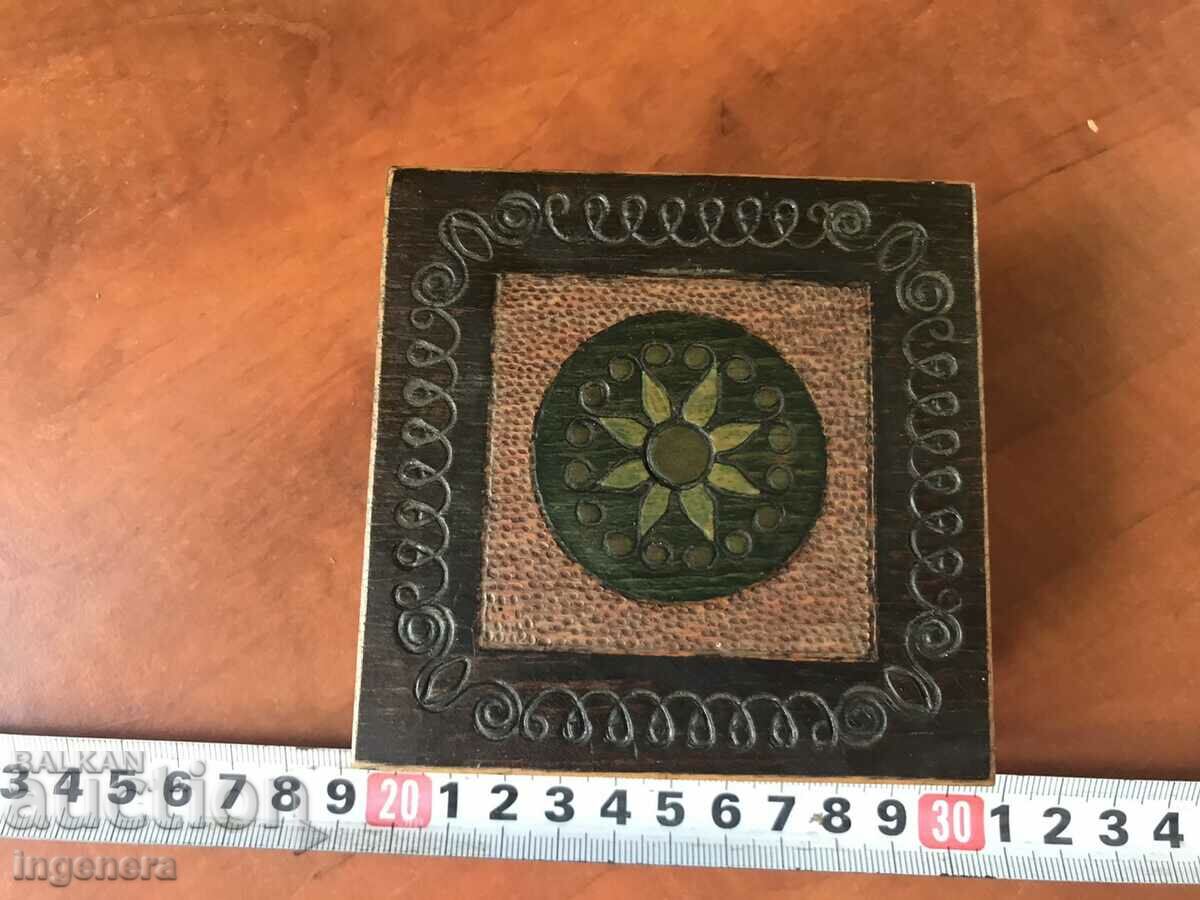 КУТИЯ ДЪРВО ПИРОГРАФ РИСУНЪК СТАРИННА ОТ СОЦА МОСТРА с цена 23.00 лв. | € 11.76 КУТИЯ ДЪРВО ПИРОГРАФ РИСУНЪК СТАРИННА ОТ СОЦА МОСТРА с цена 23.00 лв. | € 11.76