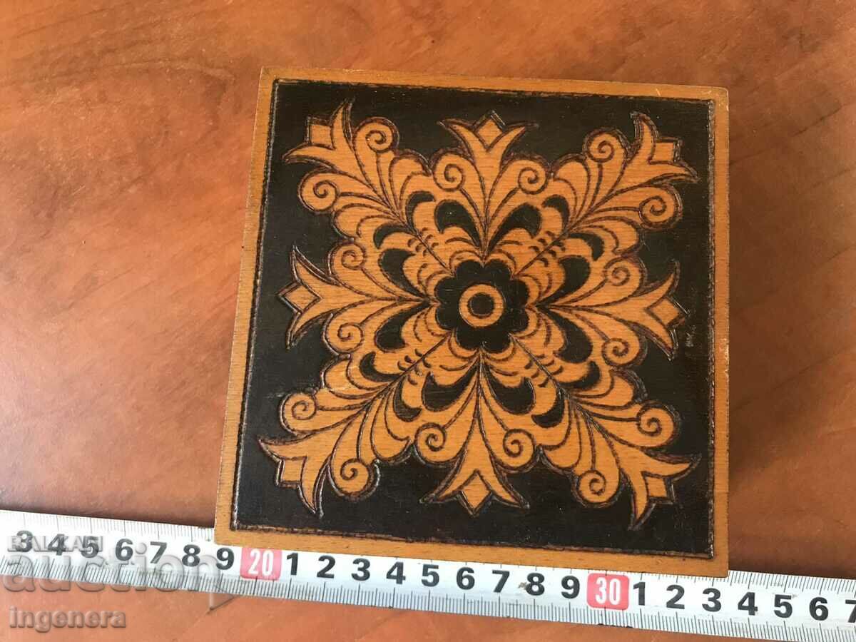 КУТИЯ ДЪРВО ПИРОГРАФ РИСУНЪК СТАРИННА ОТ СОЦА МОСТРА с цена 29.00 лв. | € 14.83 КУТИЯ ДЪРВО ПИРОГРАФ РИСУНЪК СТАРИННА ОТ СОЦА МОСТРА с цена 29.00 лв. | € 14.83