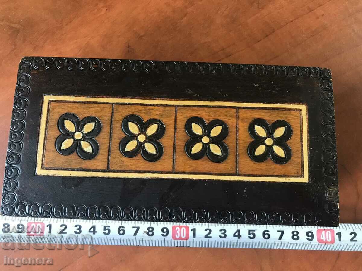 КУТИЯ ДЪРВО ПИРОГРАФ РИСУНЪК СТАРИННА ОТ СОЦА МОСТРА с цена 35.00 лв. | € 17.90 КУТИЯ ДЪРВО ПИРОГРАФ РИСУНЪК СТАРИННА ОТ СОЦА МОСТРА с цена 35.00 лв. | € 17.90