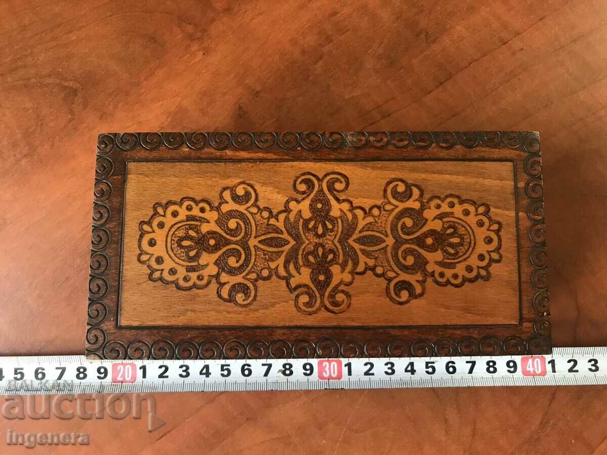 КУТИЯ ДЪРВО ПИРОГРАФ РИСУНЪК СТАРИННА ОТ СОЦА МОСТРА с цена 39.00 лв. | € 19.94 КУТИЯ ДЪРВО ПИРОГРАФ РИСУНЪК СТАРИННА ОТ СОЦА МОСТРА с цена 39.00 лв. | € 19.94