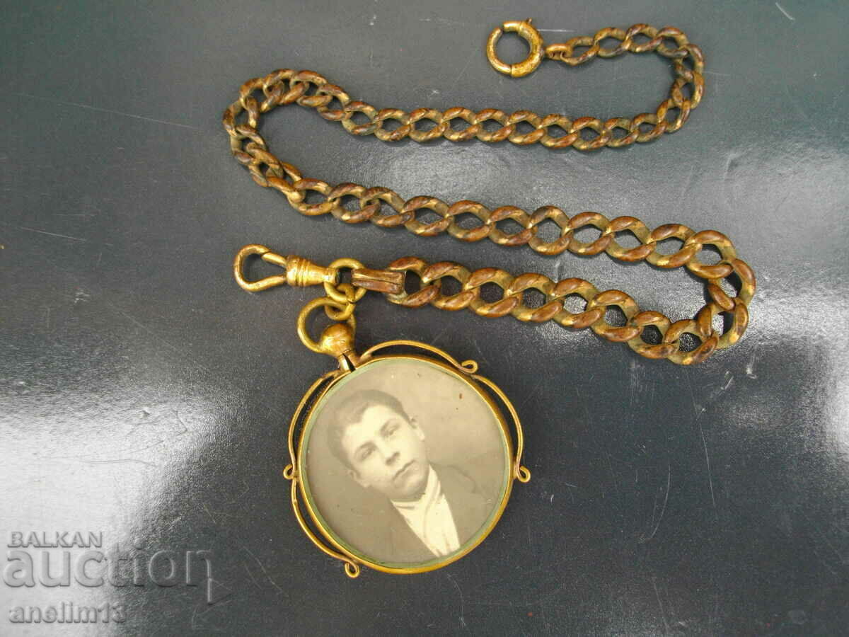 AN OLD GOLD BOX WITH PICTURE PENDANT