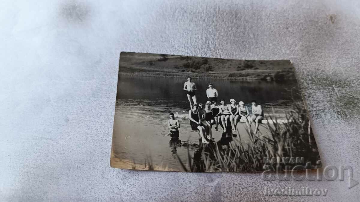Photo Young men and women in retro swimsuits in the river 1930