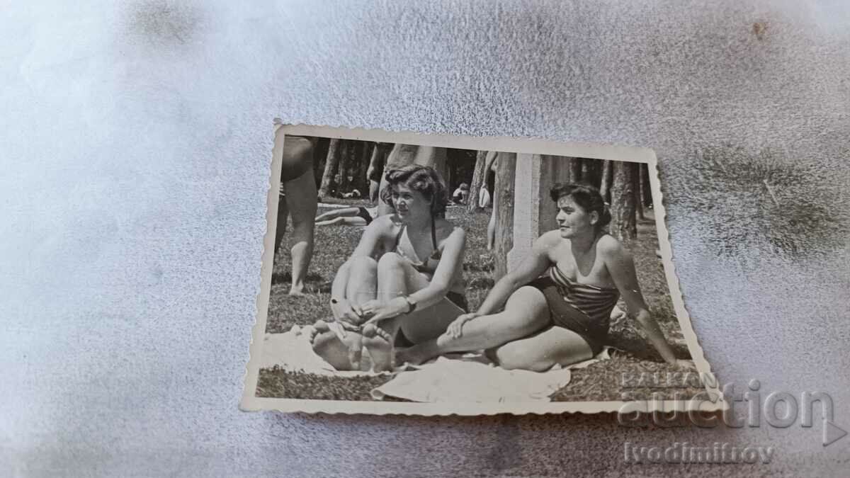 Photo Two young girls in vintage swimsuits sitting on the grass