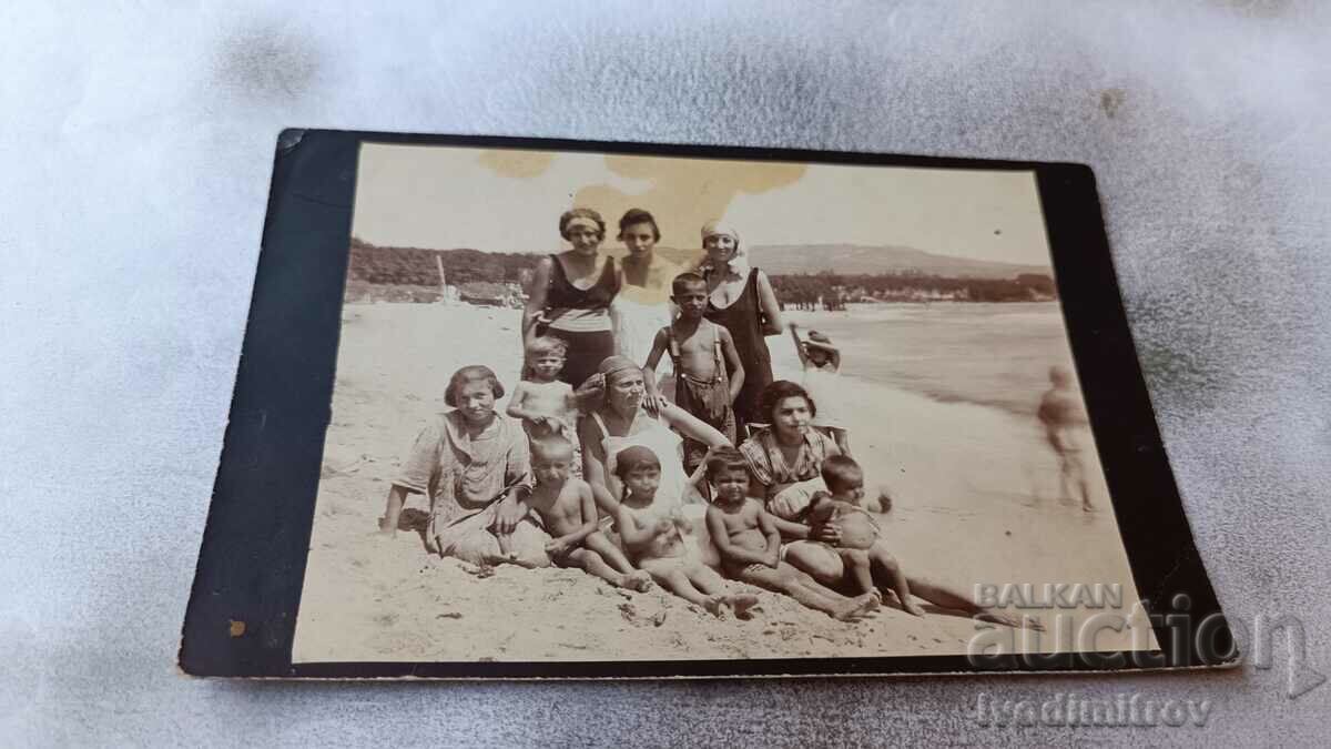 Снимка Жени момичета и деца с ретро бански костюми на плажа