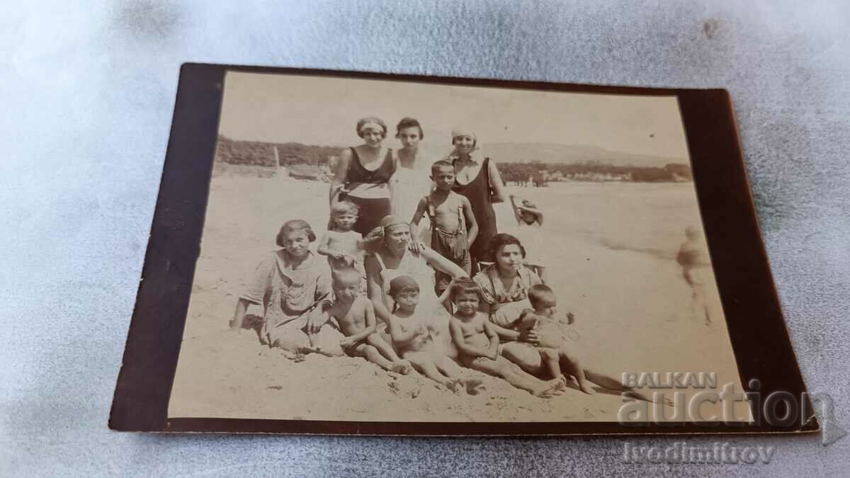 Снимка Жени момичета и деца с ретро бански костюми на плажа