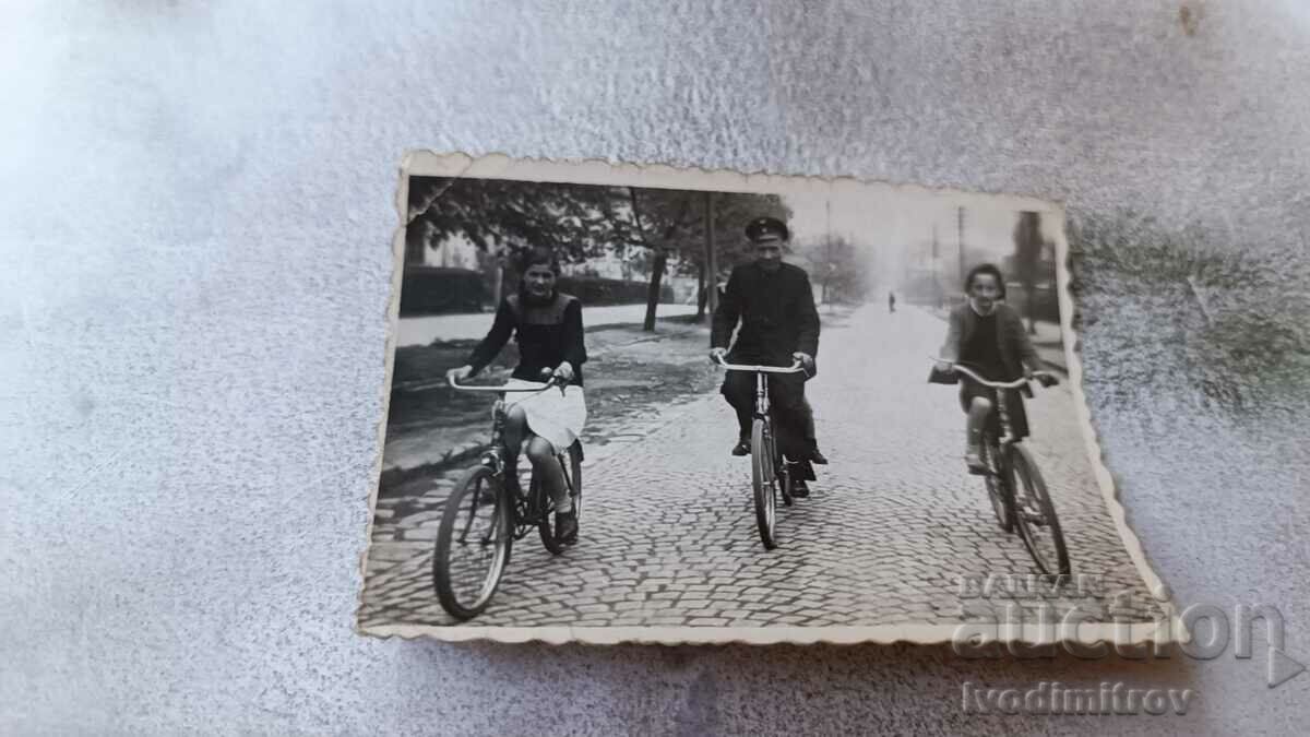 С-ка София Мъж и две момичета на шосето за с. Дървеница 1942