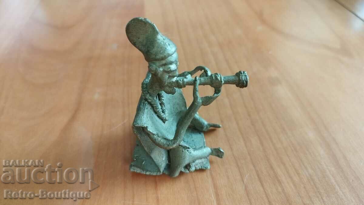 Стара метална фигурка, музикант, тромпет