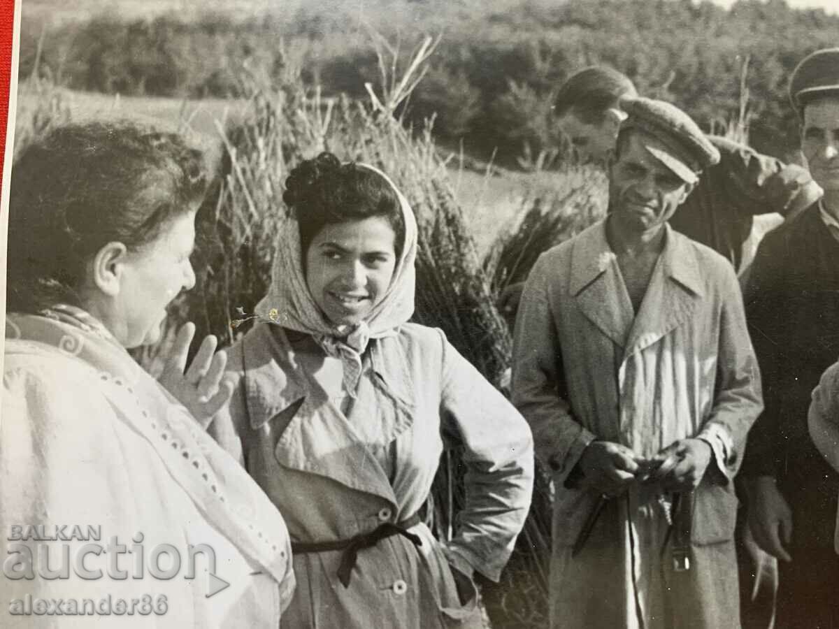 Tsola Dragoicheva Foundation "Bulgarian Affairs" old photo with price 20.00 BGN | € 10.23 Tsola Dragoicheva Foundation "Bulgarian Affairs" old photo with price 20.00 BGN | € 10.23