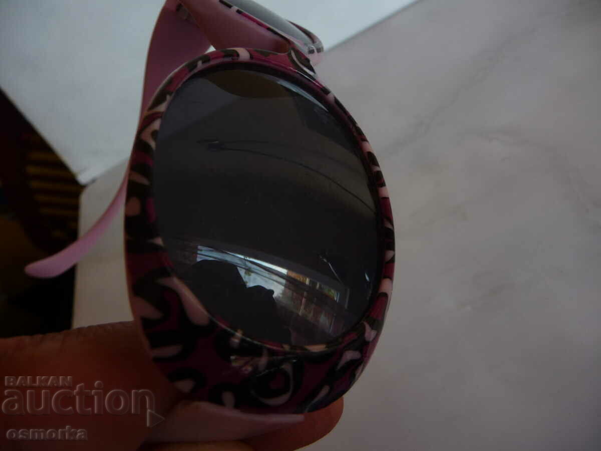 Delivery of Children's sunglasses pink with purple and black sun sea Delivery of Children's sunglasses pink with purple and black sun sea