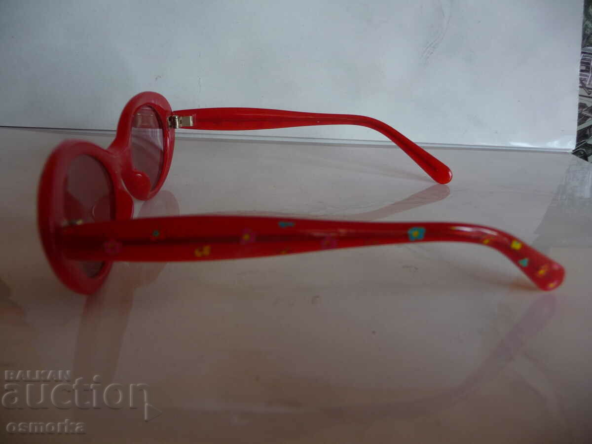 Ochelari de soare pentru copii rosii cu flori soare mare moda cu preț 3.50 BGN | € 1.79 Ochelari de soare pentru copii rosii cu flori soare mare moda cu preț 3.50 BGN | € 1.79