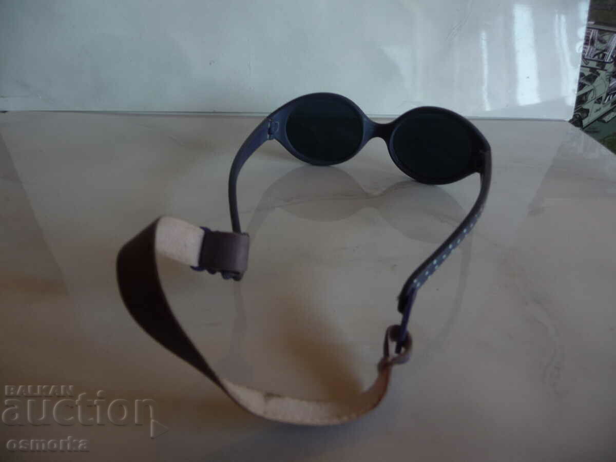 Delivery of Children's sunglasses black with white dots sun sea fashion ma Delivery of Children's sunglasses black with white dots sun sea fashion ma