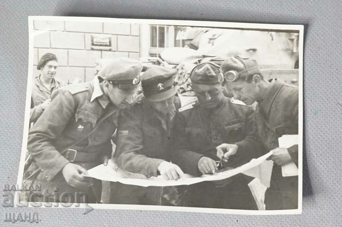 ПСВ  Военна снимка войници униформа гледат карта