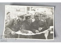 Fotografii militari PSV soldați în uniformă privind o hartă