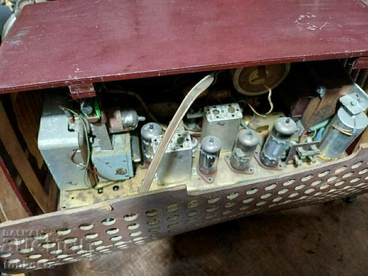 Auction  Old Grundig bakelite radio