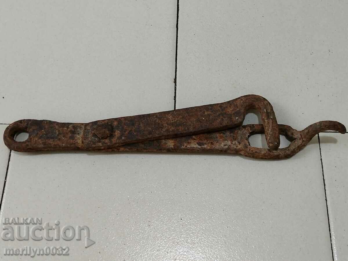 Παράδοση Παλιά σκαλιστό σφυρήλατο λουκέτο πρωτόγονη αλυσίδα Παράδοση Παλιά σκαλιστό σφυρήλατο λουκέτο πρωτόγονη αλυσίδα