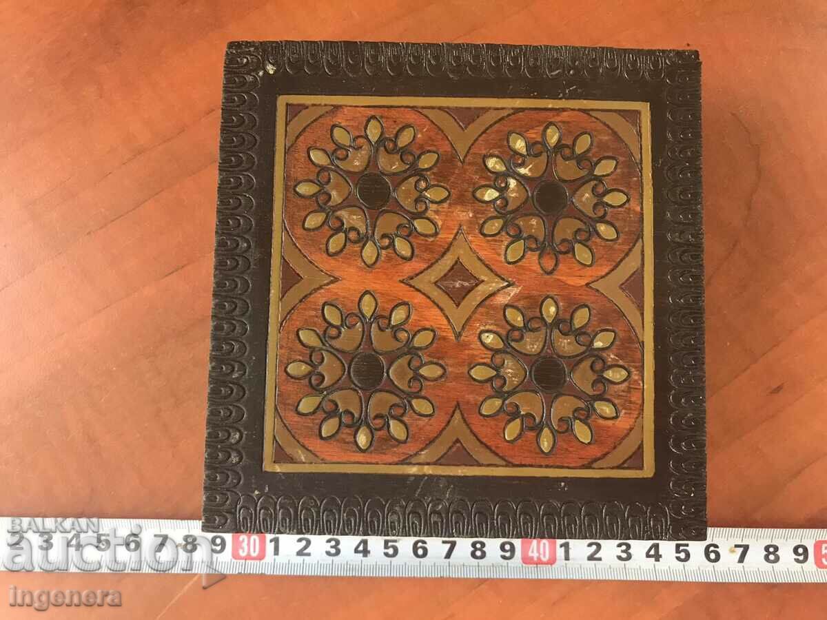 КУТИЯ ДЪРВО ПИРОГРАФ РИСУНЪК СТАРИННА ОТ СОЦА МОСТРА с цена 29.00 лв. | € 14.83 КУТИЯ ДЪРВО ПИРОГРАФ РИСУНЪК СТАРИННА ОТ СОЦА МОСТРА с цена 29.00 лв. | € 14.83