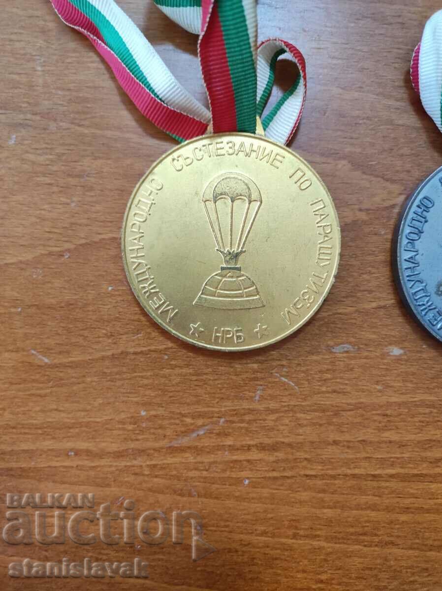Delivery of Two gold silver parachuting medals Delivery of Two gold silver parachuting medals