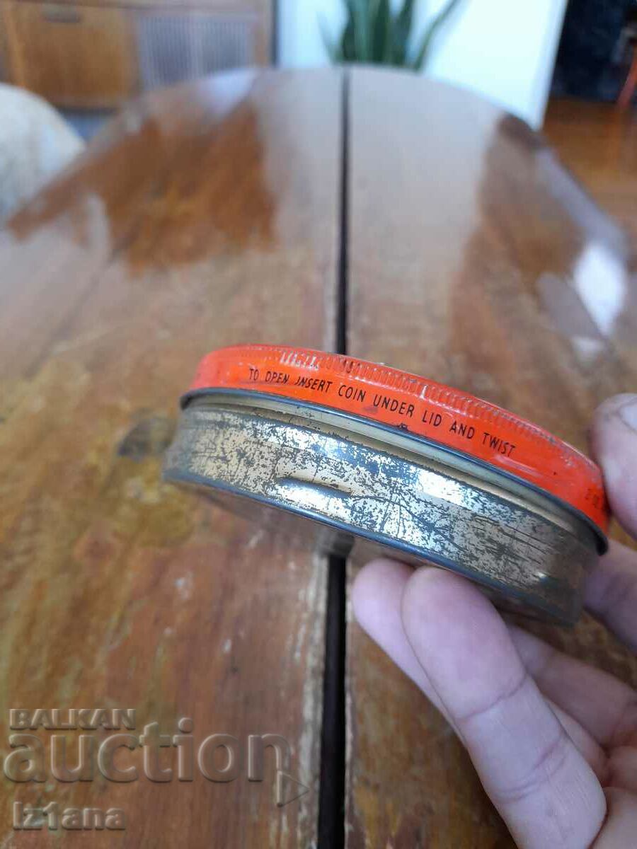 Licitație O cutie veche de tutun Three Nuns