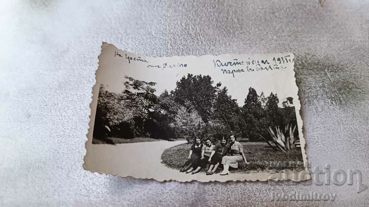 Fotografie Kostenets Patru fete tinere în parc 1935