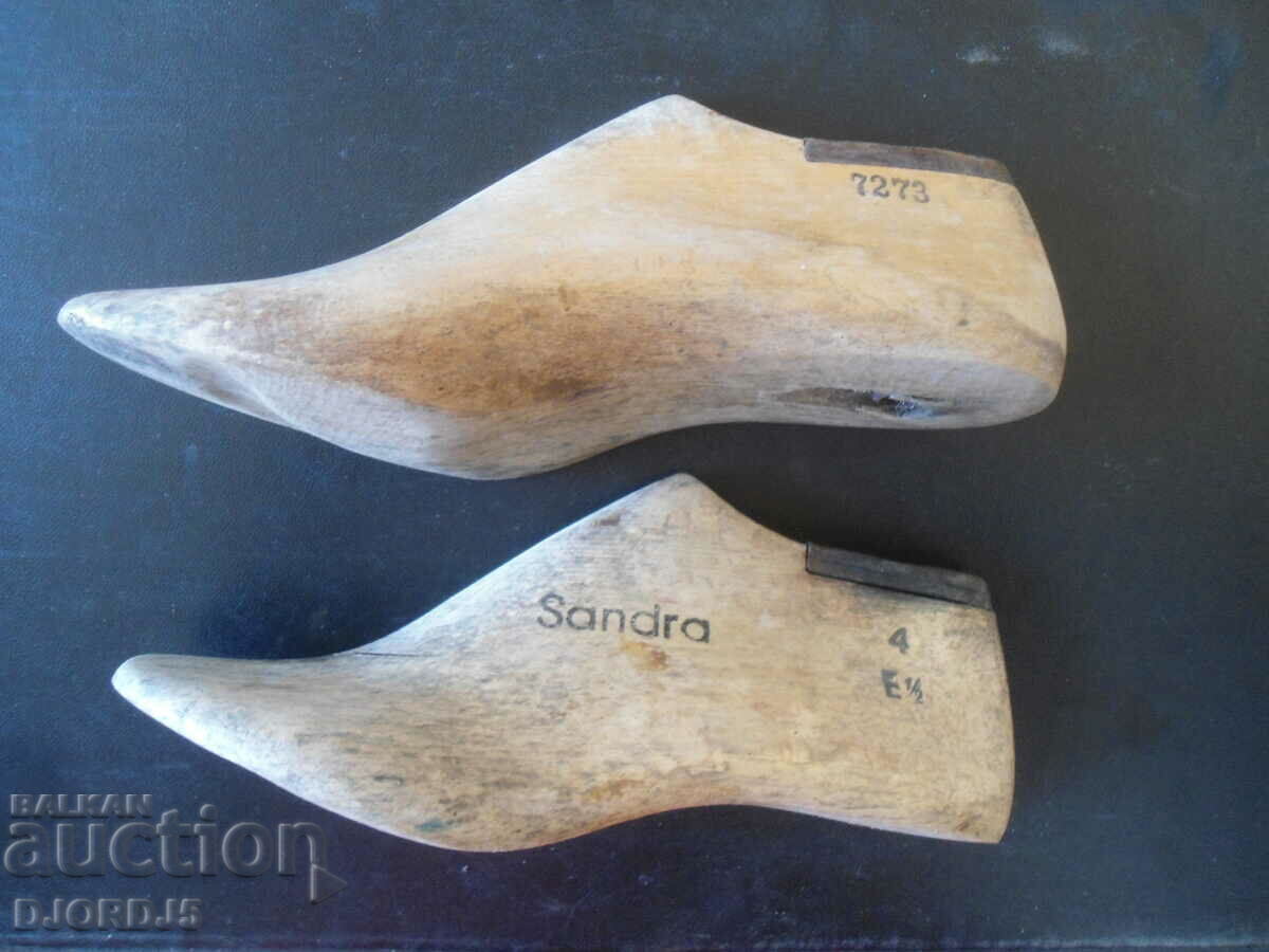 Стари дървени калъпи за обувки