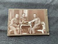 Παλιό φωτογραφικό χαρτόνι Αξιωματικοί διατάζει τον Αρχισυνταγματάρχη