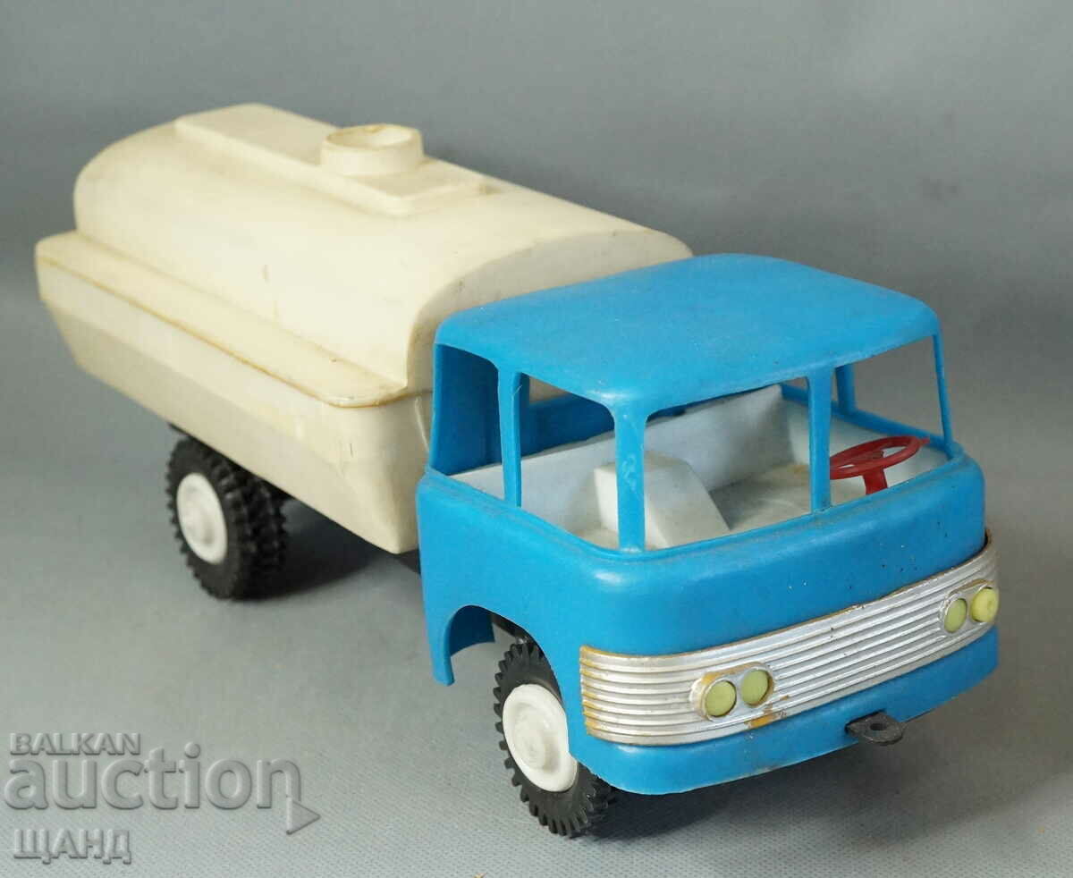 Παλιό βουλγαρικό πλαστικό φορτηγό παιχνιδιών
