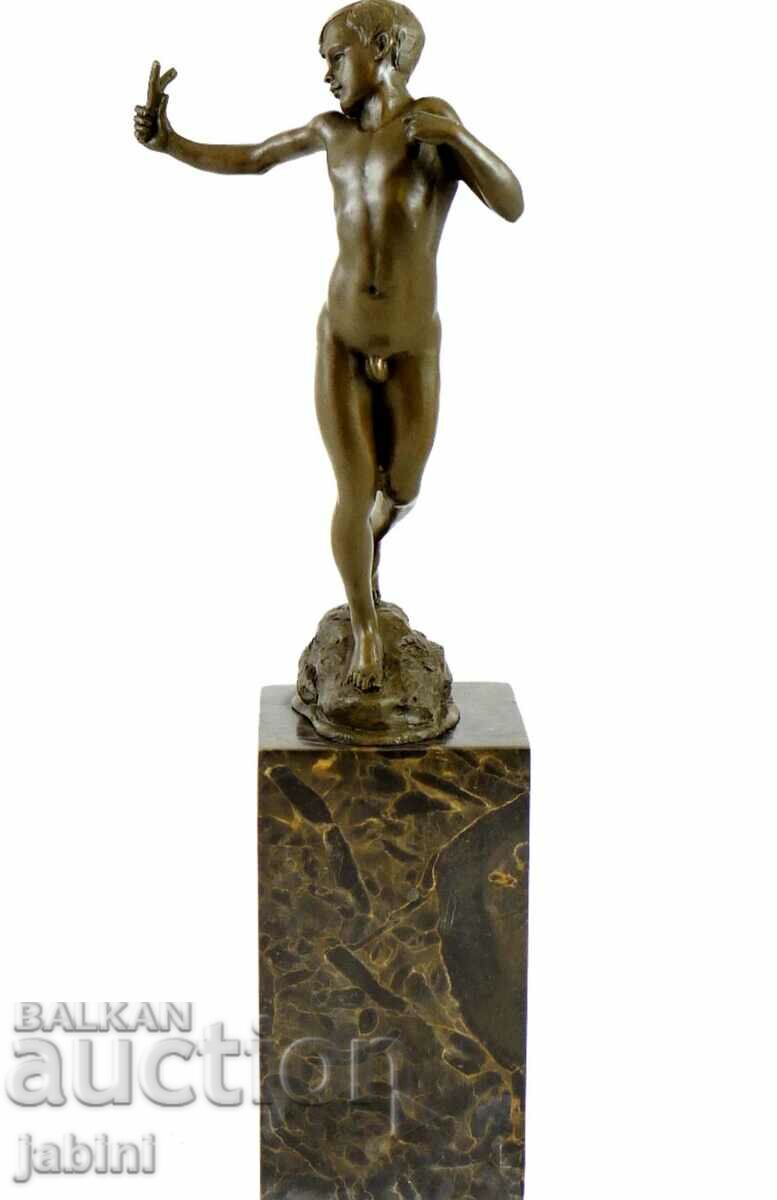 Sculptură în bronz „Băiat cu praștie” de Miguel Fernández López