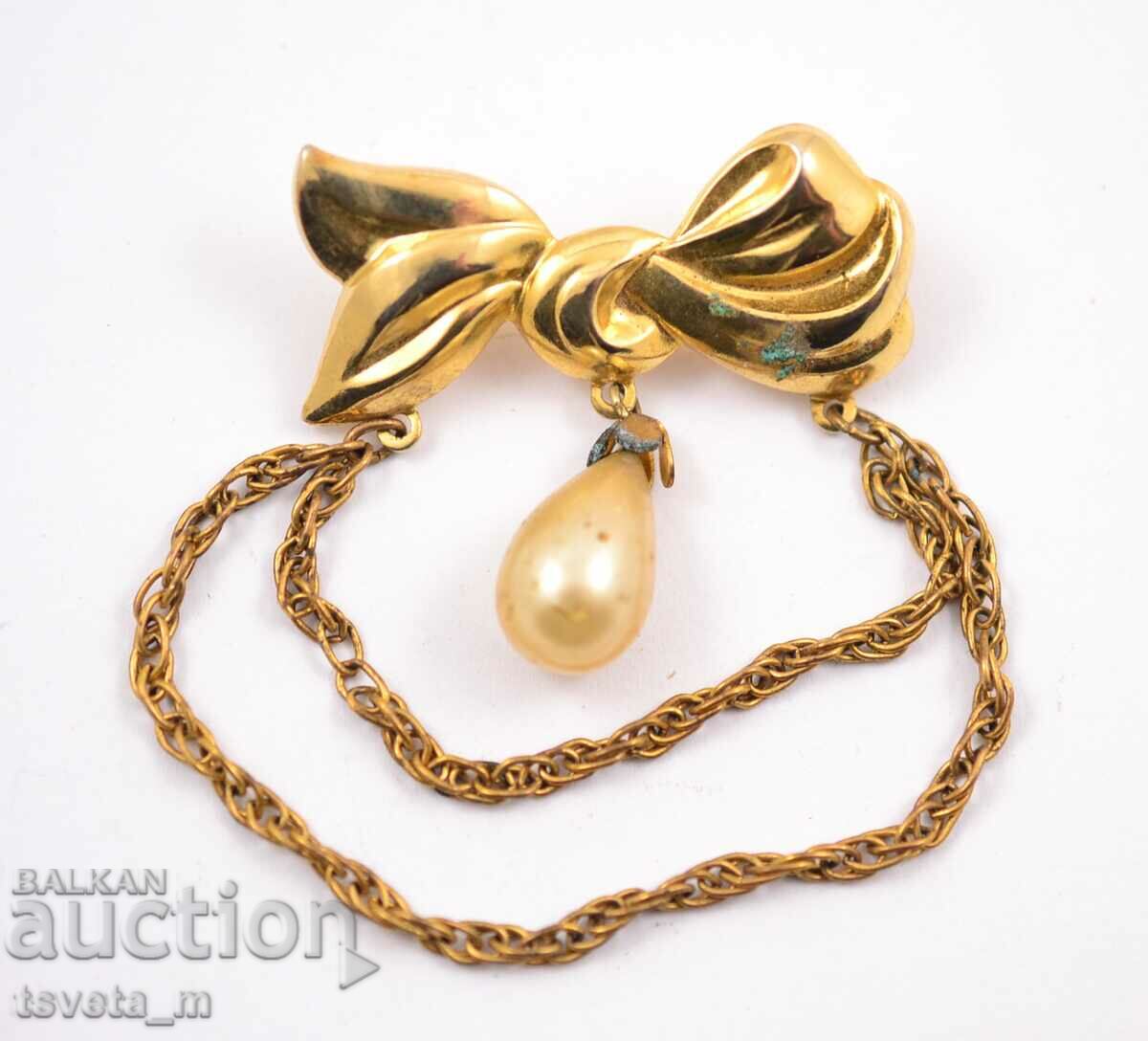 Antique brooch with price 5.00 BGN | € 2.56 Antique brooch with price 5.00 BGN | € 2.56