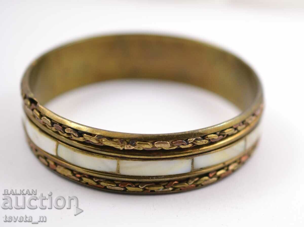 Vintage bracelet with ornaments and mother-of-pearl jewelry vintage bracelet with price 12.00 BGN | € 6.14 Vintage bracelet with ornaments and mother-of-pearl jewelry vintage bracelet with price 12.00 BGN | € 6.14