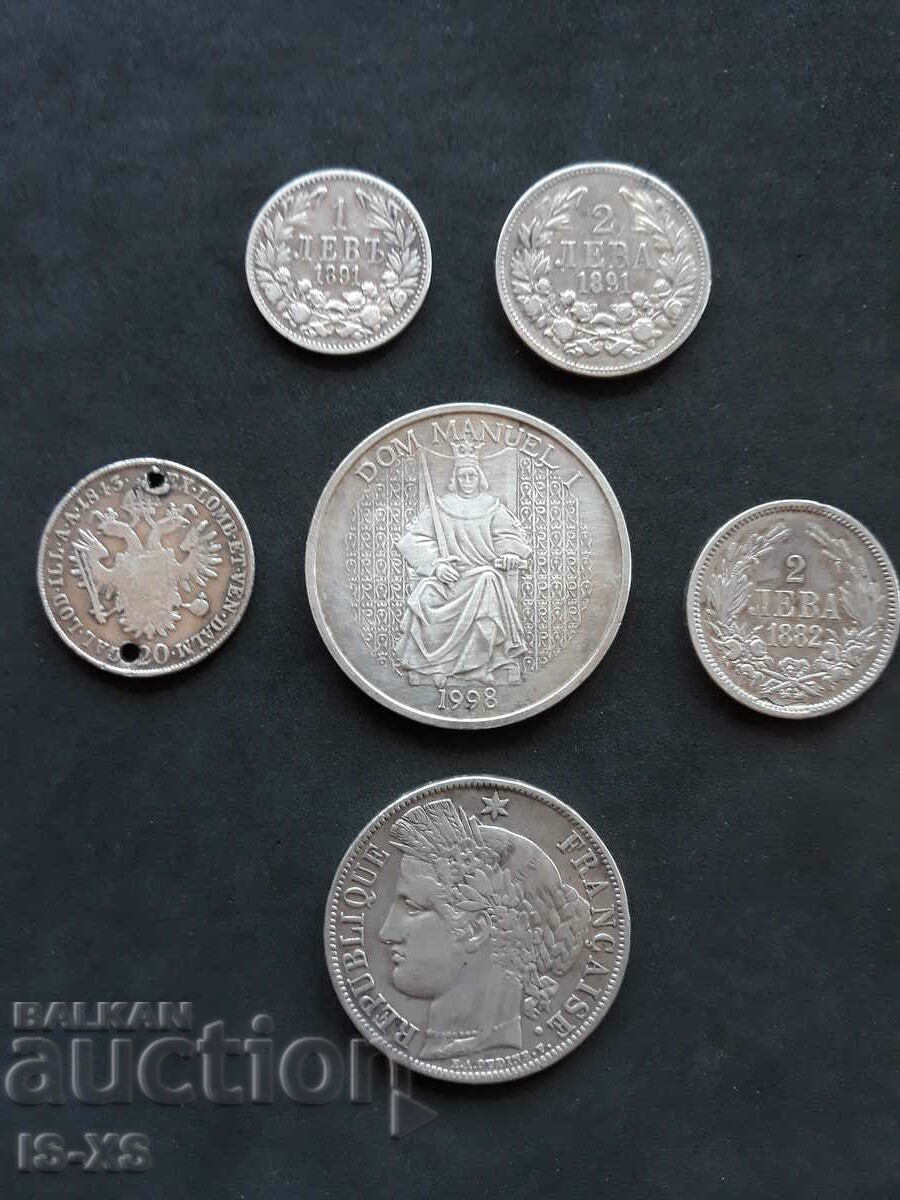 O mulțime de monede de argint