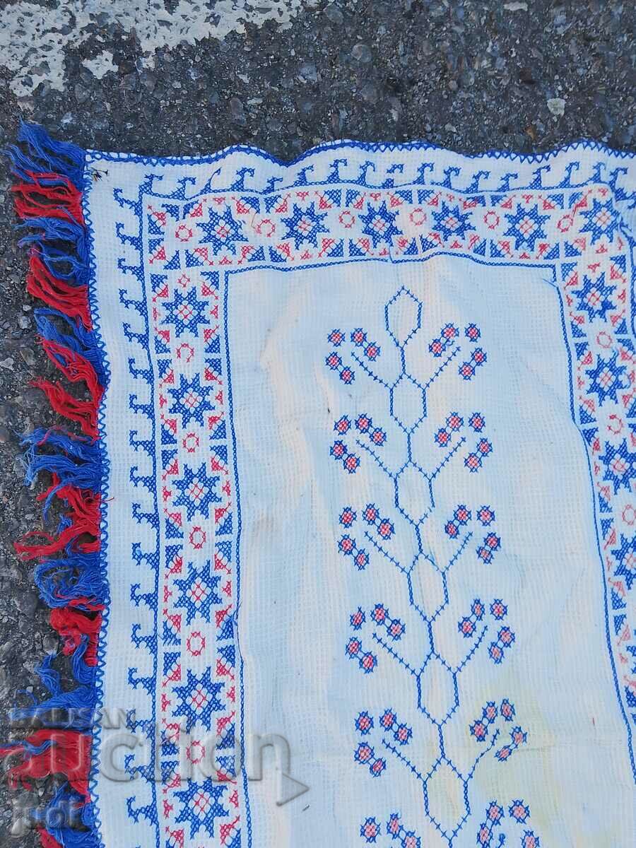 Fata de masa cu broderie cu preț 30.00 BGN | € 15.34 Fata de masa cu broderie cu preț 30.00 BGN | € 15.34