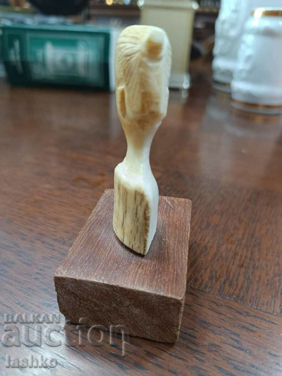 Delivery of Ivory figure Delivery of Ivory figure