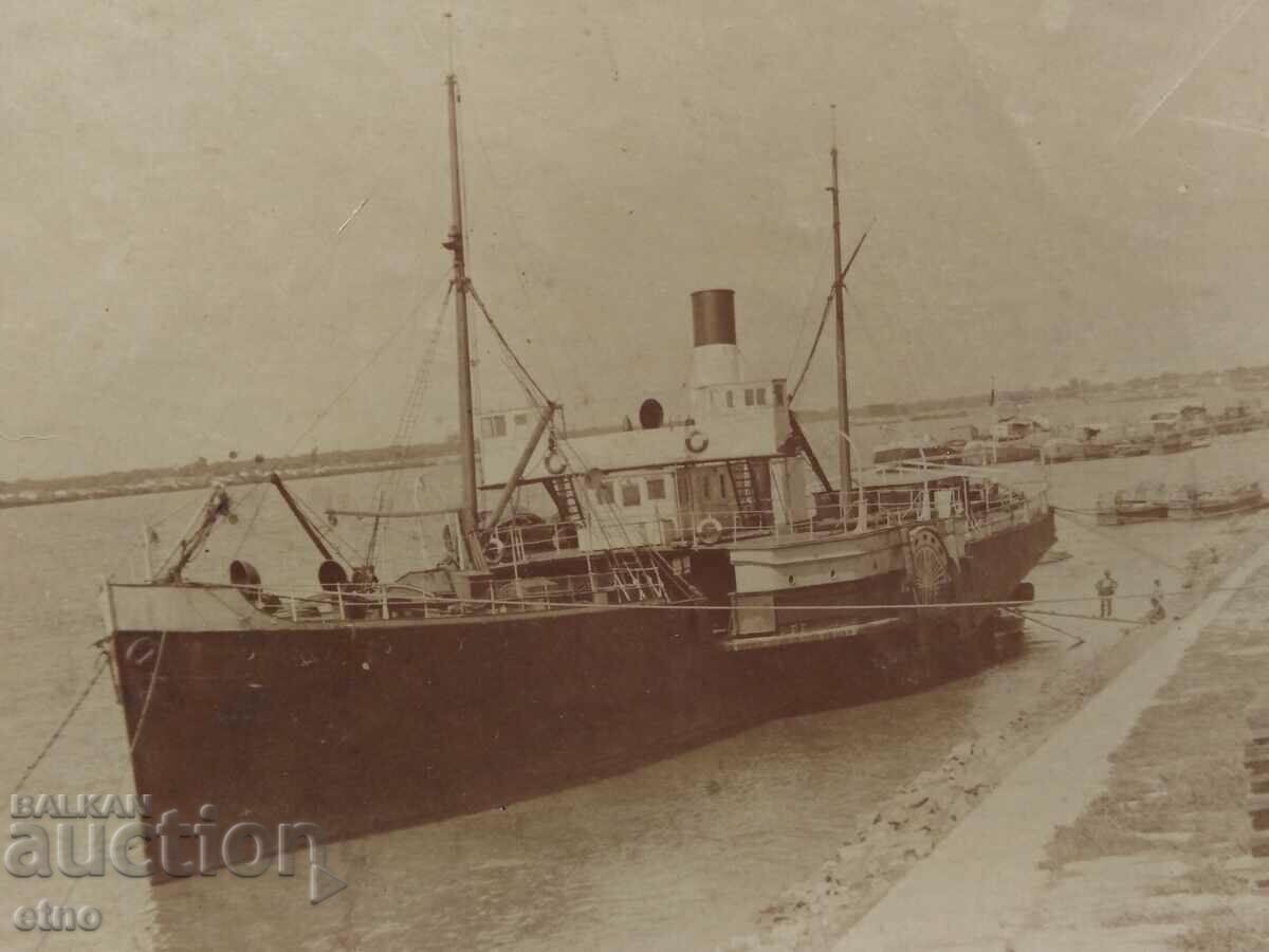 ROYAL PHOTO - Ship on the Danube