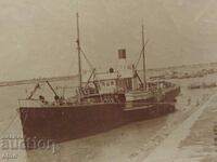 ROYAL PHOTO - Ship on the Danube