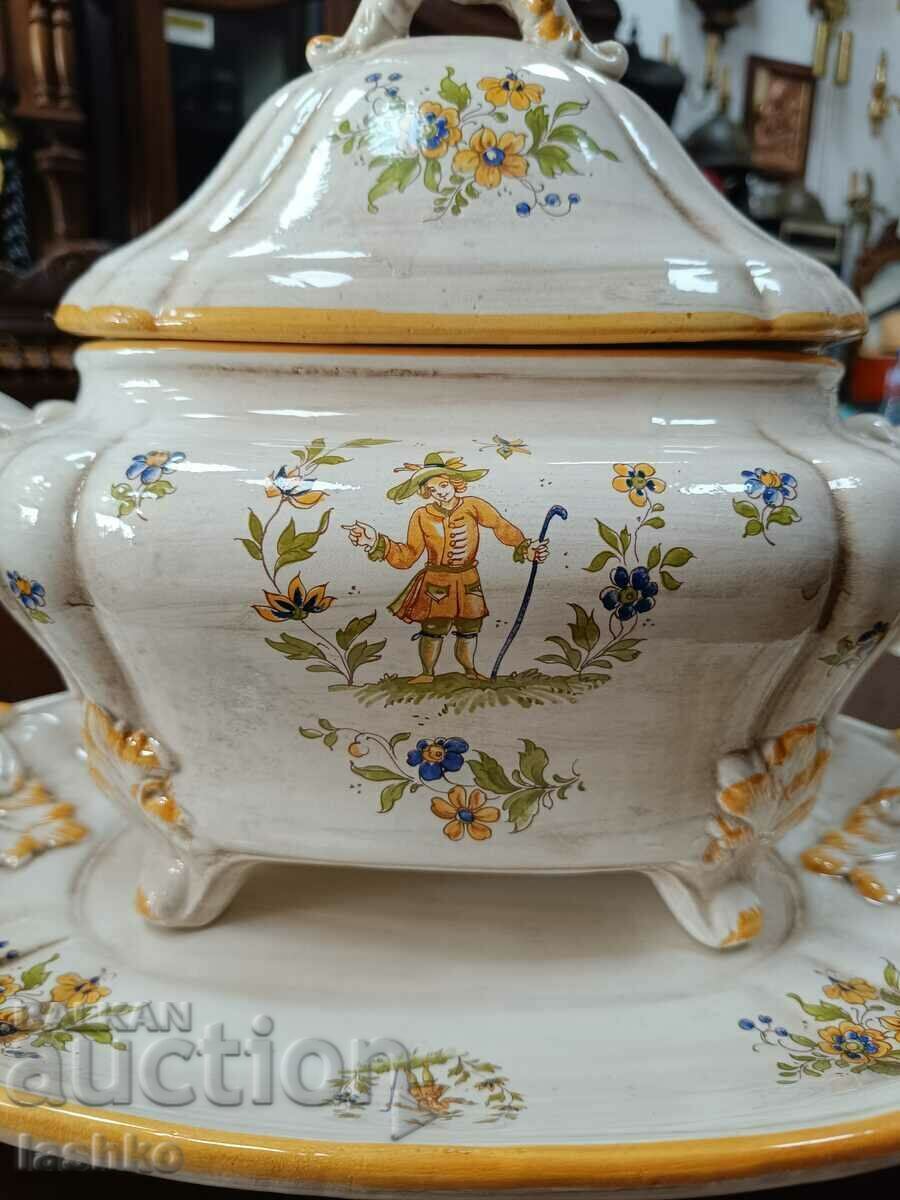 A beautiful old tureen with price 129.99 BGN | € 66.46 A beautiful old tureen with price 129.99 BGN | € 66.46