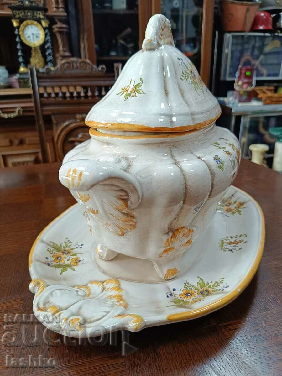 Auction A beautiful old tureen Auction A beautiful old tureen