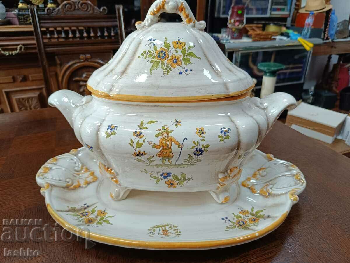 A beautiful old tureen A beautiful old tureen