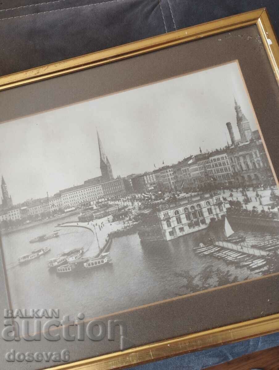 Delivery of frame with dimensions 40x33cm. Delivery of frame with dimensions 40x33cm.