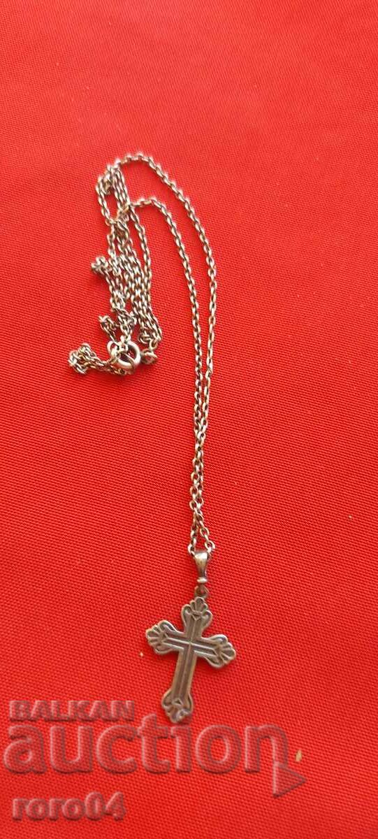 SILVER CHAIN WITH CROSS