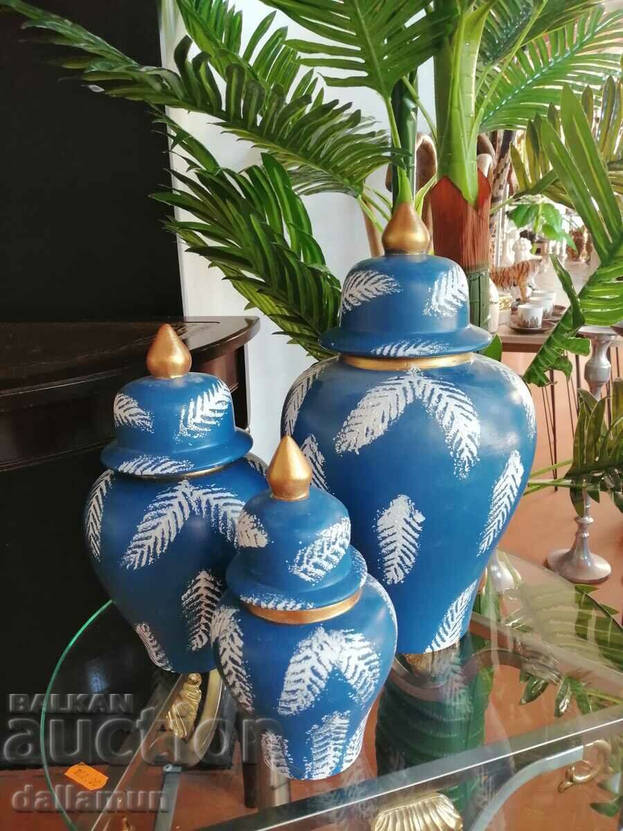 комплект керамични вази с капак с цена 60.00 лв. | € 30.68