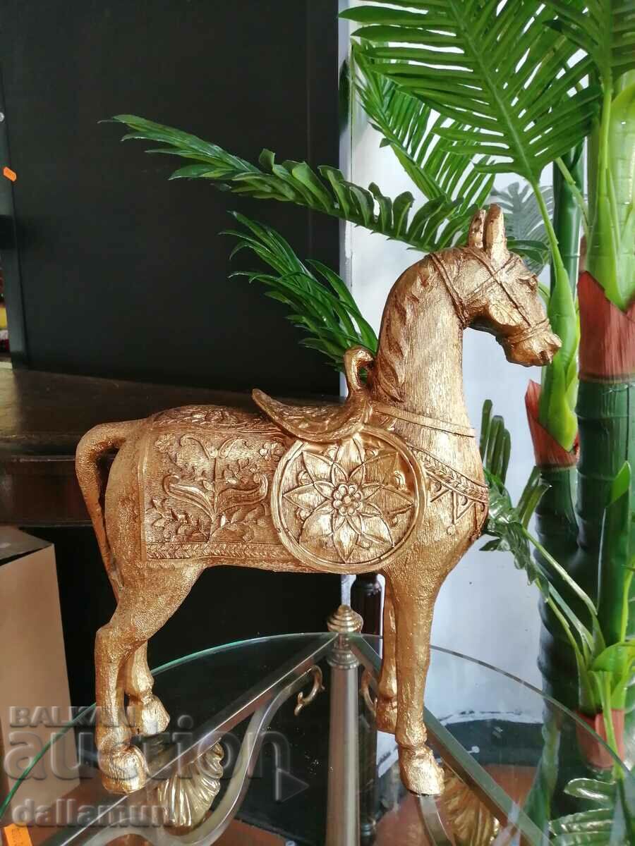 Delivery of decorative horse statuette Delivery of decorative horse statuette