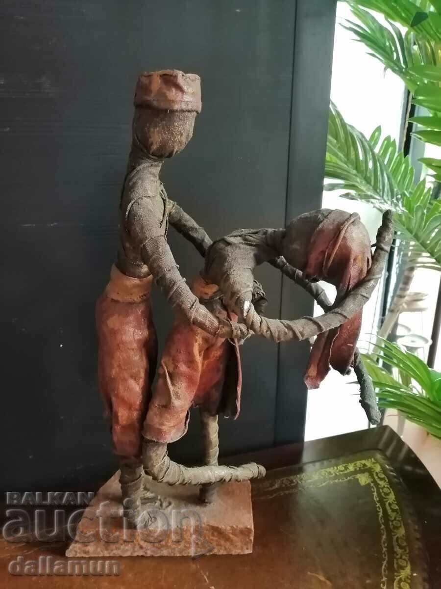 Delivery of old statuette on stone 40 cm Delivery of old statuette on stone 40 cm