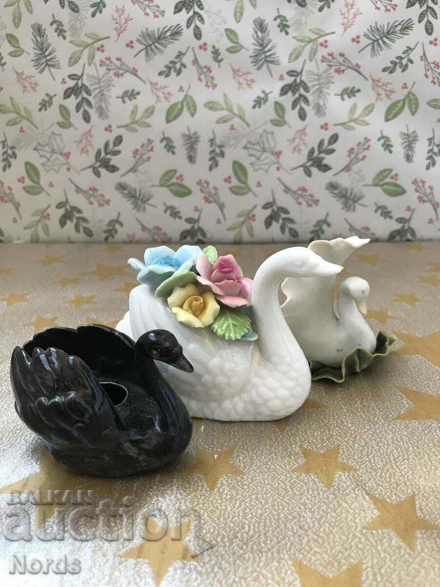 Small figurines Swans